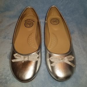 Girls size 1 silver flats